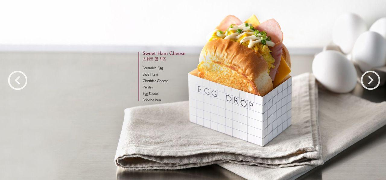 Egg Drop амтат гахайн бяслаг сэндвич, бриош талхан дээр гахайн мах, бяслагтай өндөг.